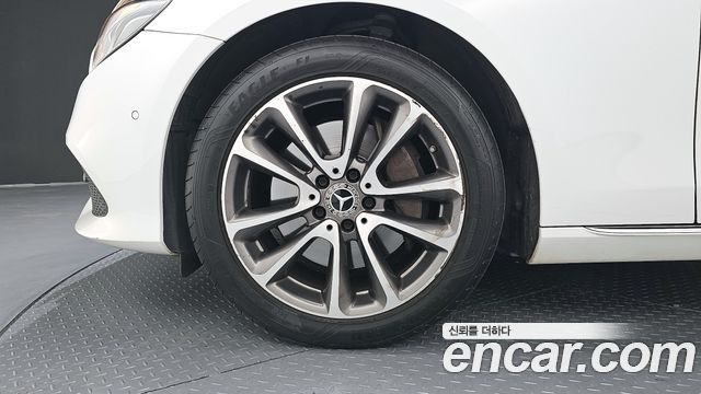Mercedes-Benz E-Class E300 4MATIC Avnatgarde