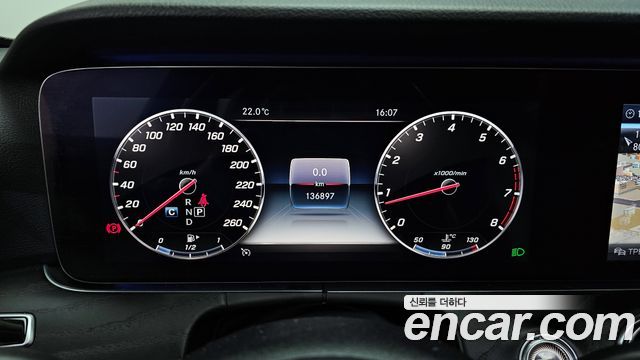 Mercedes-Benz E-Class E300 4MATIC Avnatgarde