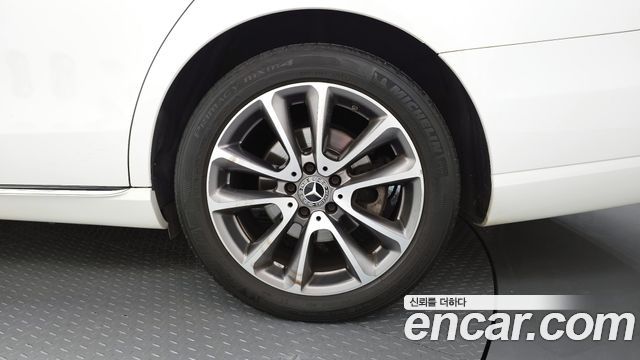 Mercedes-Benz E-Class E300 4MATIC Avnatgarde