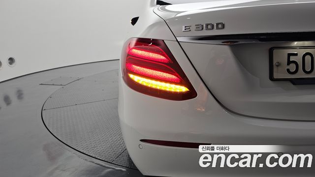 Mercedes-Benz E-Class E300 4MATIC Avnatgarde