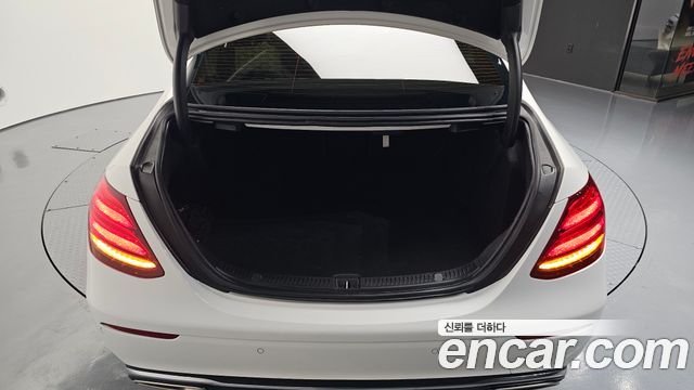 Mercedes-Benz E-Class E300 4MATIC Avnatgarde