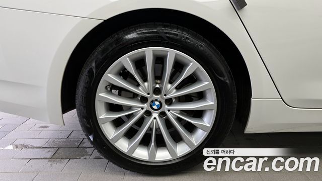 BMW 5-Series 520i Luxury