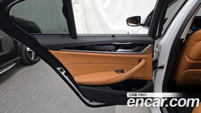 BMW 5-Series 520i Luxury