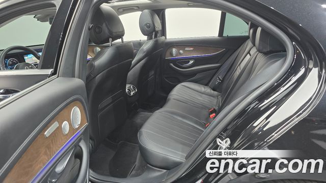 Mercedes-Benz E-Class E300 4MATIC Exclusive