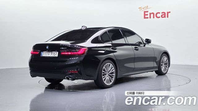 BMW 3-Series 320i Luxury