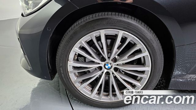 BMW 3-Series 320i Luxury