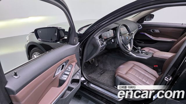 BMW 3-Series 320i Luxury