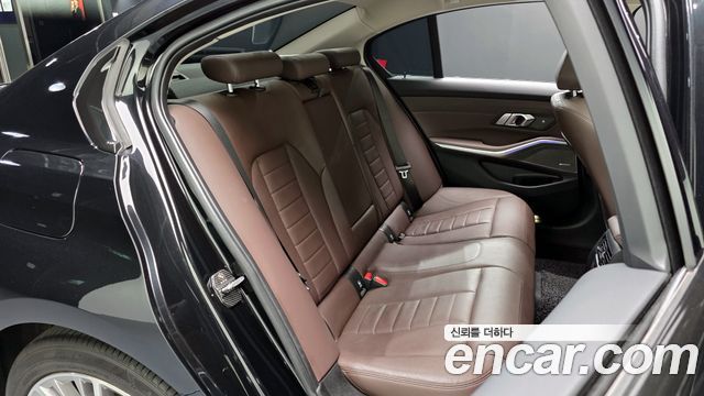 BMW 3-Series 320i Luxury