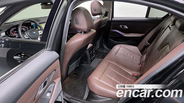 BMW 3-Series 320i Luxury