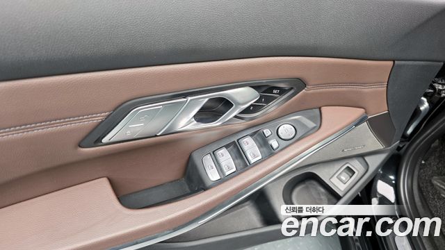 BMW 3-Series 320i Luxury