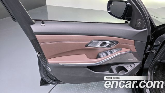 BMW 3-Series 320i Luxury