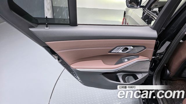 BMW 3-Series 320i Luxury
