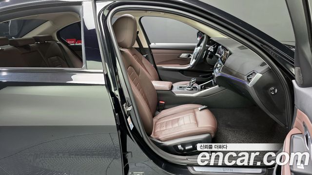 BMW 3-Series 320i Luxury