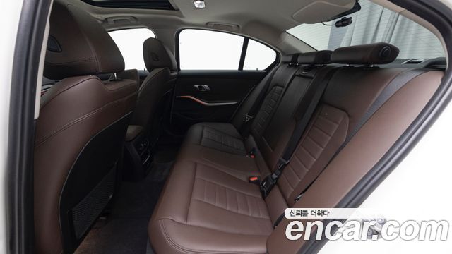 BMW 3-Series 320i Luxury
