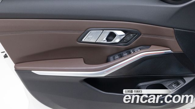 BMW 3-Series 320i Luxury