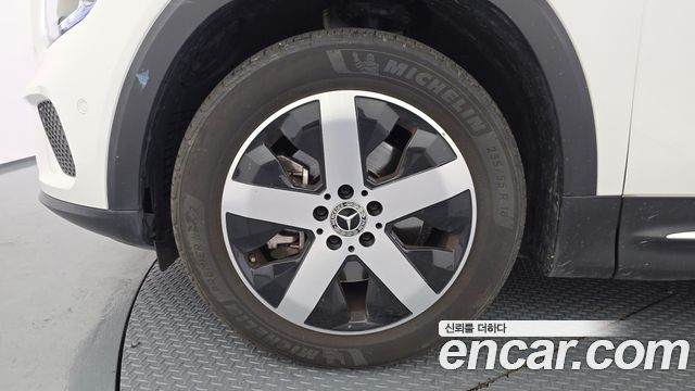 Mercedes-Benz GLB-Class GLB220