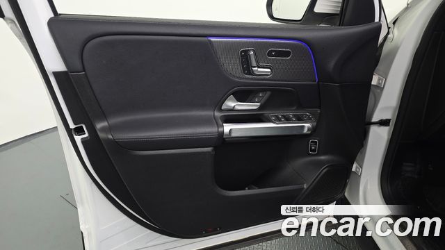 Mercedes-Benz GLB-Class GLB220