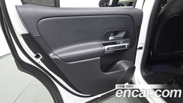 Mercedes-Benz GLB-Class GLB220