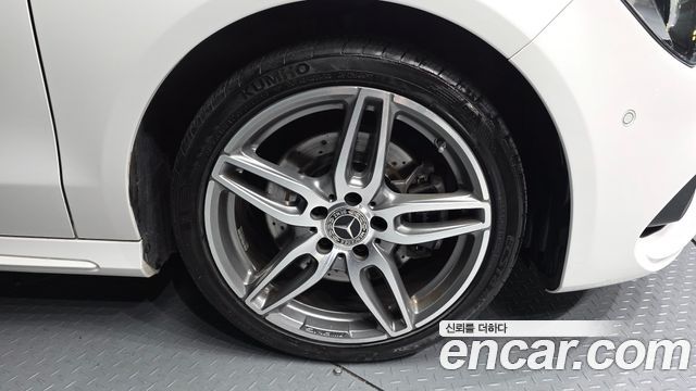 Mercedes-Benz CLA-Class CLA220 AMG Line
