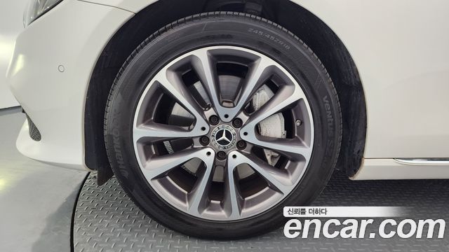 Mercedes-Benz E-Class E300 4MATIC Avnatgarde
