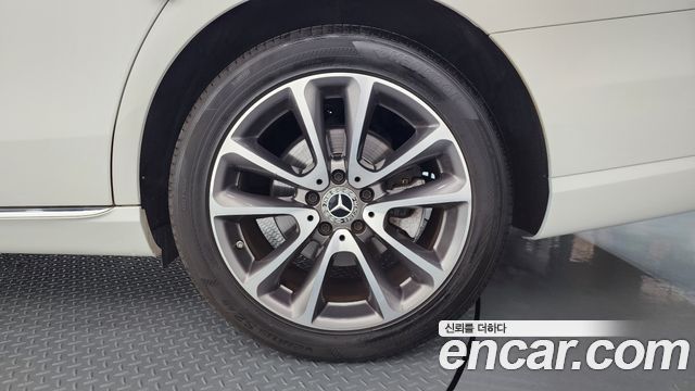Mercedes-Benz E-Class E300 4MATIC Avnatgarde