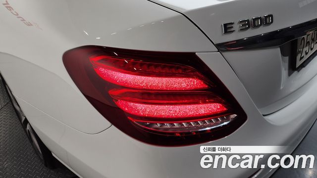 Mercedes-Benz E-Class E300 4MATIC Avnatgarde