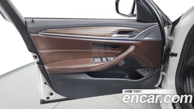 BMW 5-Series 530i xDrive Luxury Plus