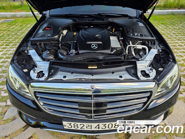 Mercedes-Benz E-Class E300 4MATIC Exclusive