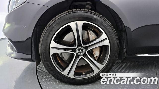 Mercedes-Benz E-Class E300 4MATIC Exclusive