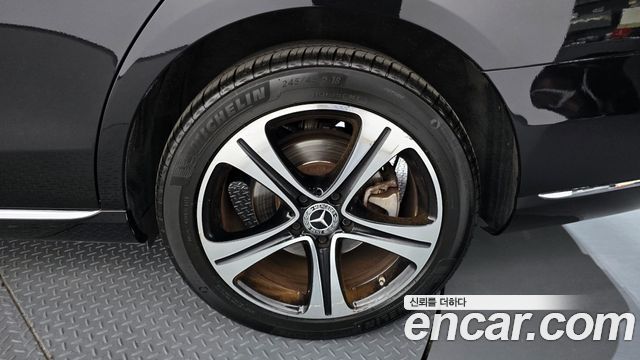 Mercedes-Benz E-Class E300 4MATIC Exclusive