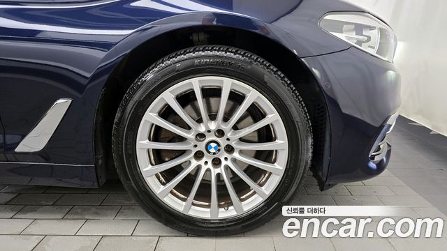 BMW 5-Series 520i Luxury
