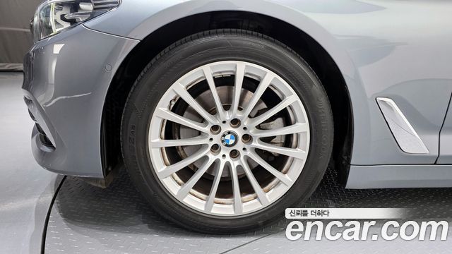 BMW 5-Series 520i Luxury