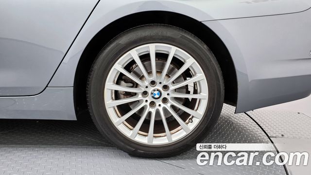 BMW 5-Series 520i Luxury