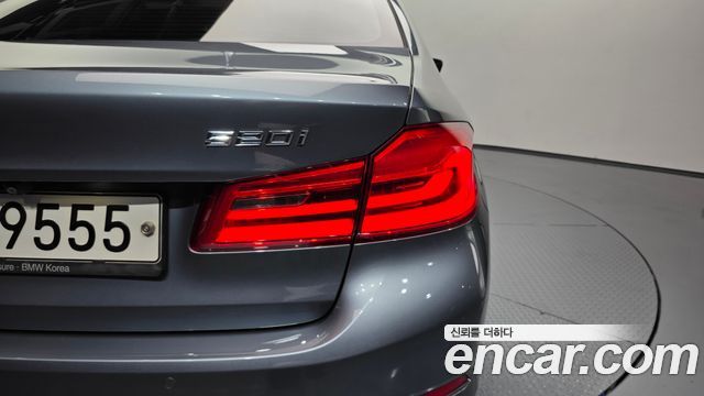 BMW 5-Series 520i Luxury