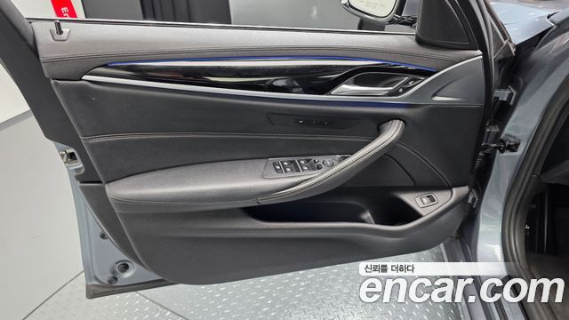 BMW 5-Series 520i Luxury