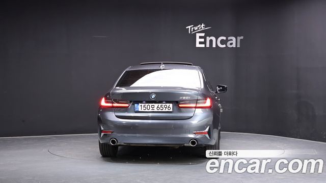BMW 3-Series 320i Luxury