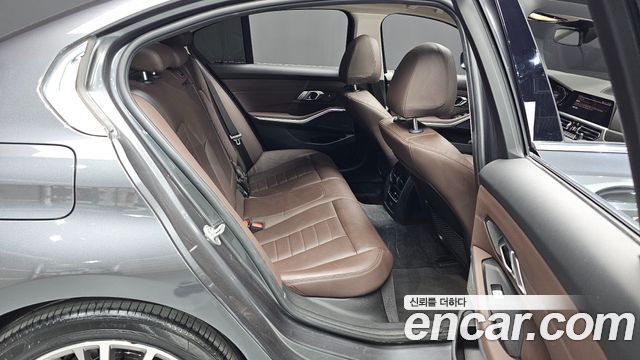 BMW 3-Series 320i Luxury