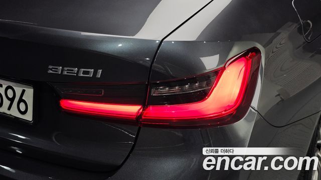 BMW 3-Series 320i Luxury