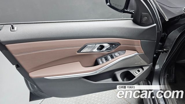 BMW 3-Series 320i Luxury