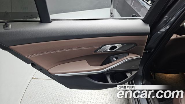 BMW 3-Series 320i Luxury