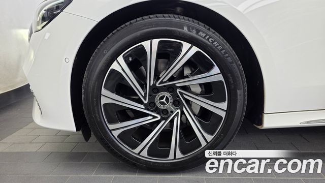 Mercedes-Benz E-Class E300 4MATIC Exclusive