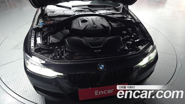 BMW 3-Series 330i M Sport Shadow