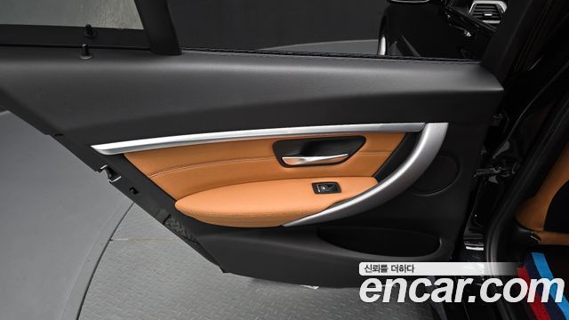 BMW 3-Series 330i M Sport Shadow