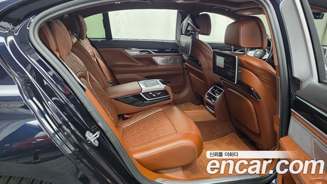 BMW 7-Series M760Li xDrive