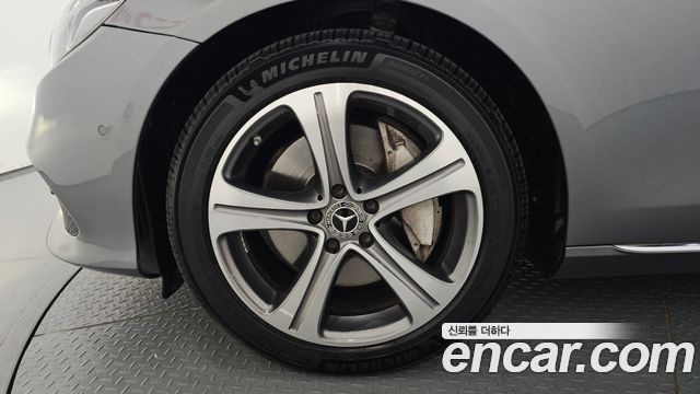 Mercedes-Benz E-Class E300 4MATIC Avnatgarde