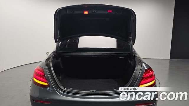 Mercedes-Benz E-Class E300 4MATIC Avnatgarde