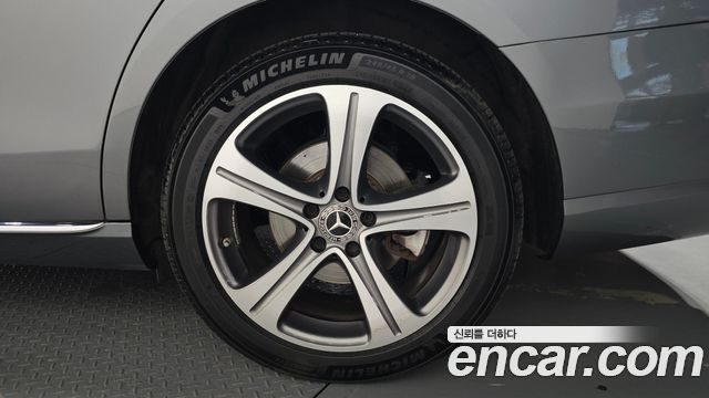 Mercedes-Benz E-Class E300 4MATIC Avnatgarde
