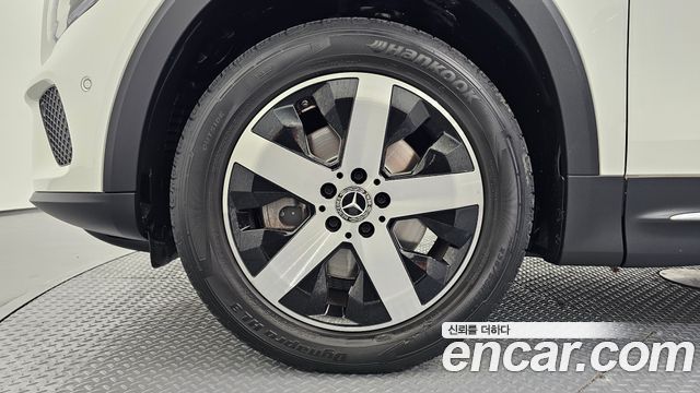 Mercedes-Benz GLB-Class GLB220
