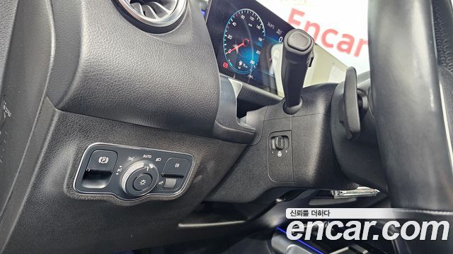 Mercedes-Benz GLB-Class GLB220
