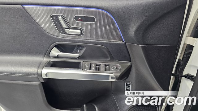 Mercedes-Benz GLB-Class GLB220